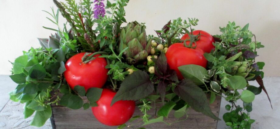 Herbs, vegetables, flowers: how to arrange a mini-garden on the balcony