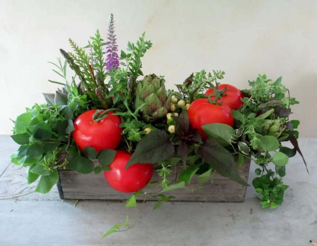 Herbs, vegetables, flowers: how to arrange a mini-garden on the balcony