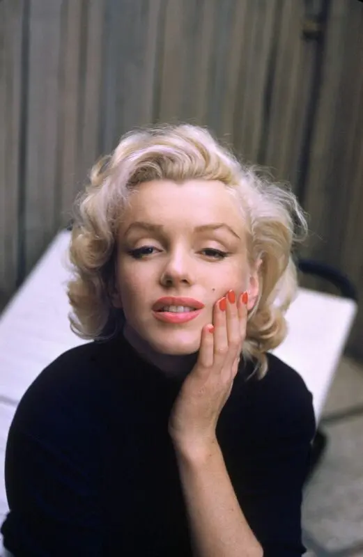 Hollywood beauties doing old-fashioned makeup