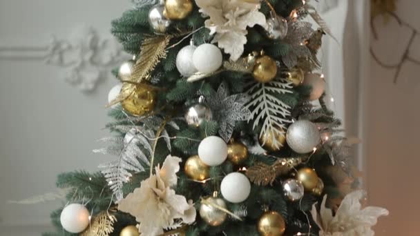 Home decoration with garlands for the New Year. Video