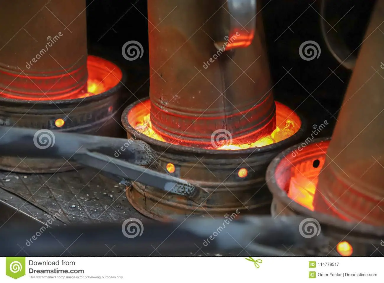 Hookah: fire, water and flexible pipes