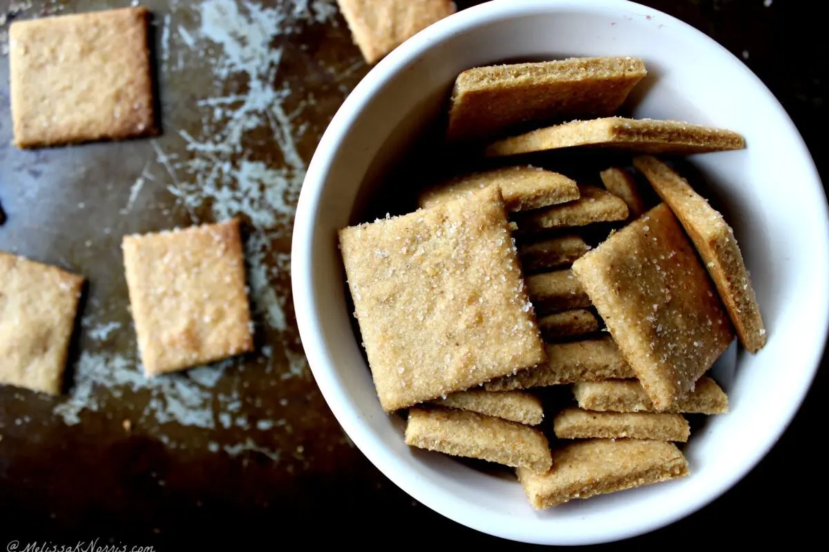 How and at what temperature to dry crackers in the oven