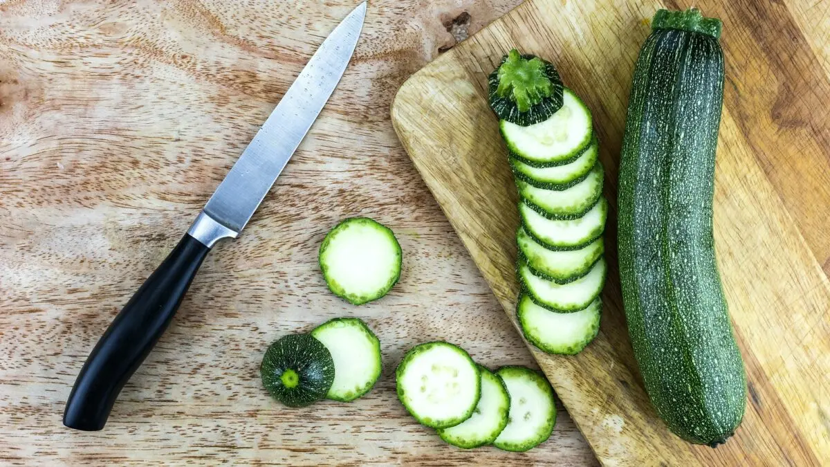 How and where to store fresh zucchini in an apartment