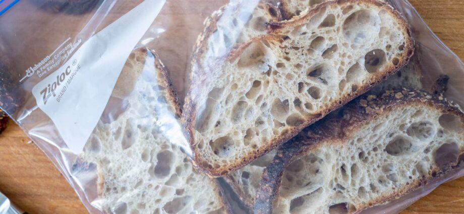 چگونه و کجا نان سفید را به درستی ذخیره کنیم؟