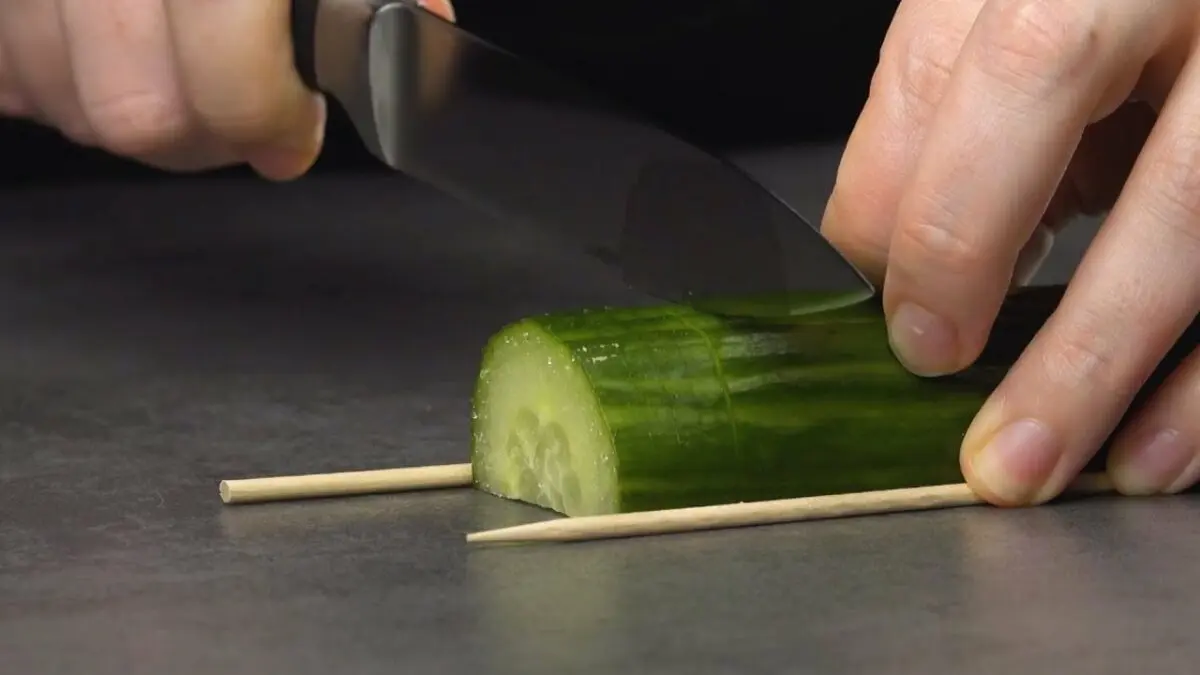 How beautiful to cut a cucumber into strips