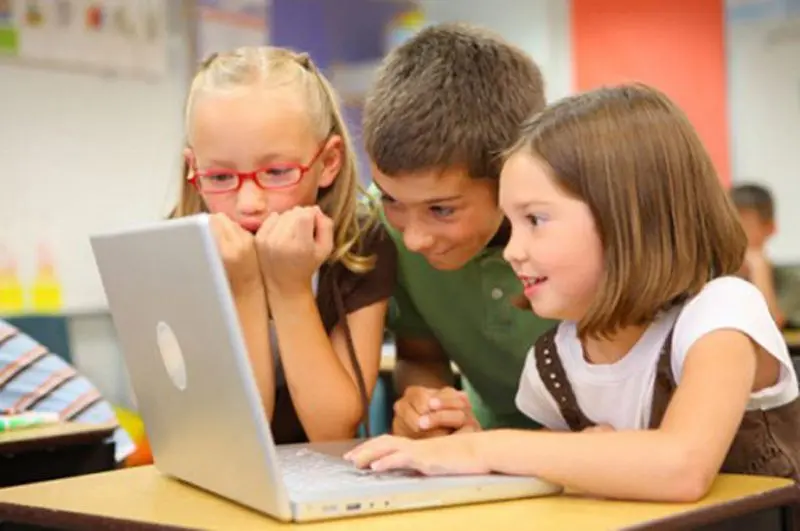 How long can a child sit at the computer and watch TV