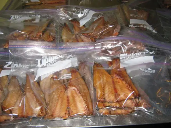 How much and how to store smoked fish in the refrigerator