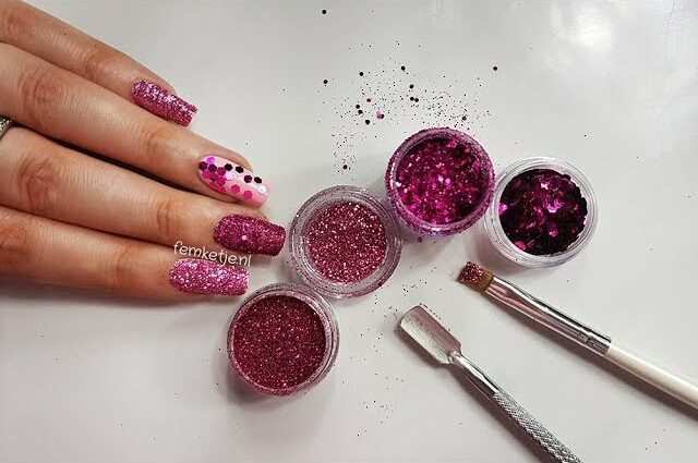 How to apply glitter to your nails. Video