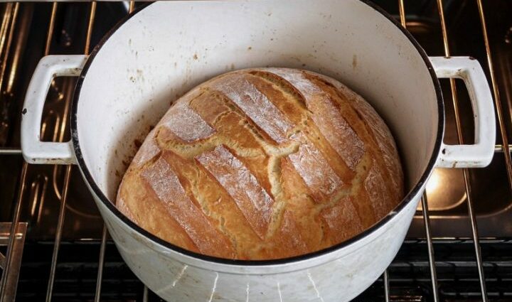 How to bake bread in the oven at home