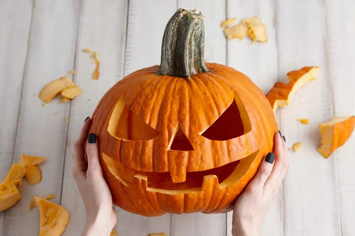 How to carve a pumpkin lantern quickly