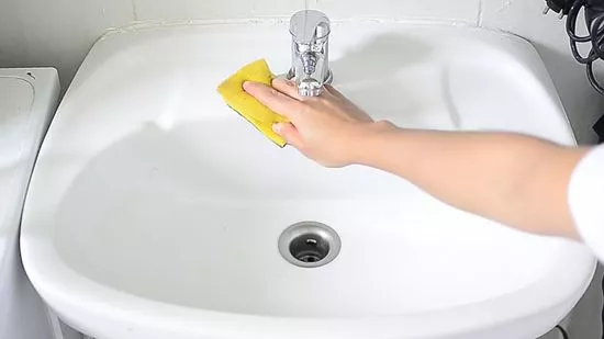 Cara membersihkan keran kamar mandi