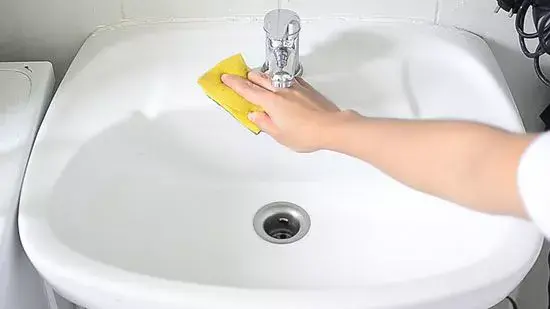 How to clean a bathroom faucet