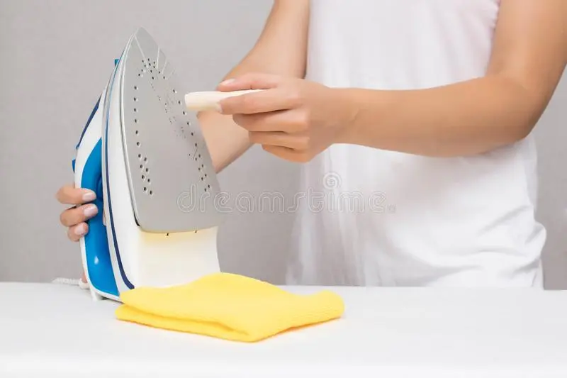 How to clean an iron from carbon deposits at home