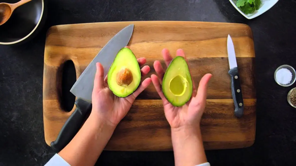 How to clean and eat avocados properly? Video