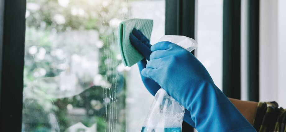 How to clean plastic windows streak-free than washing windows