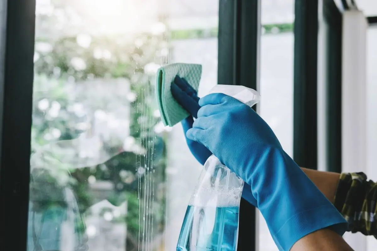 How to clean plastic windows streak-free than washing windows