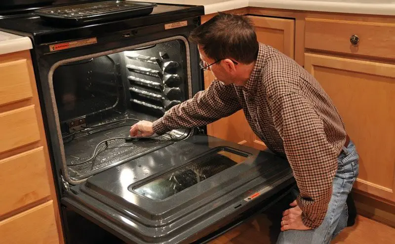 How to clean the inside of the oven from burnt fat