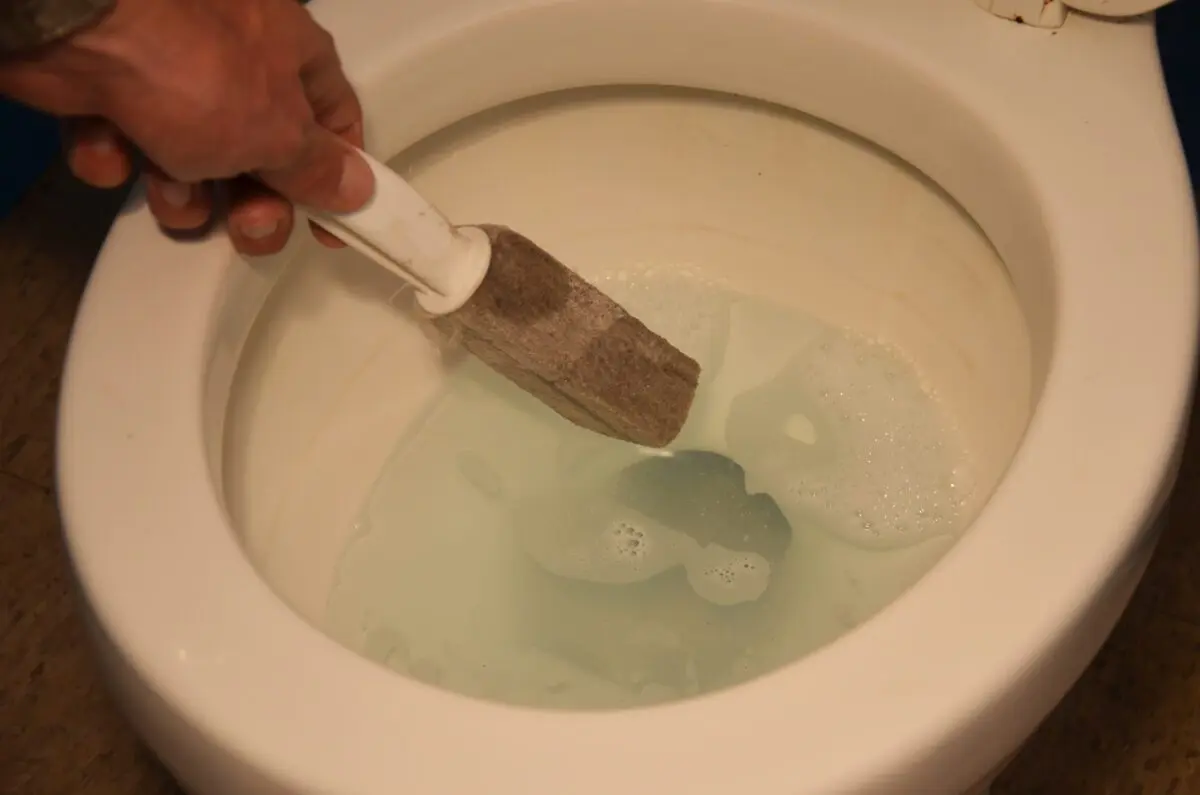 How to clean urinary stones from the toilet