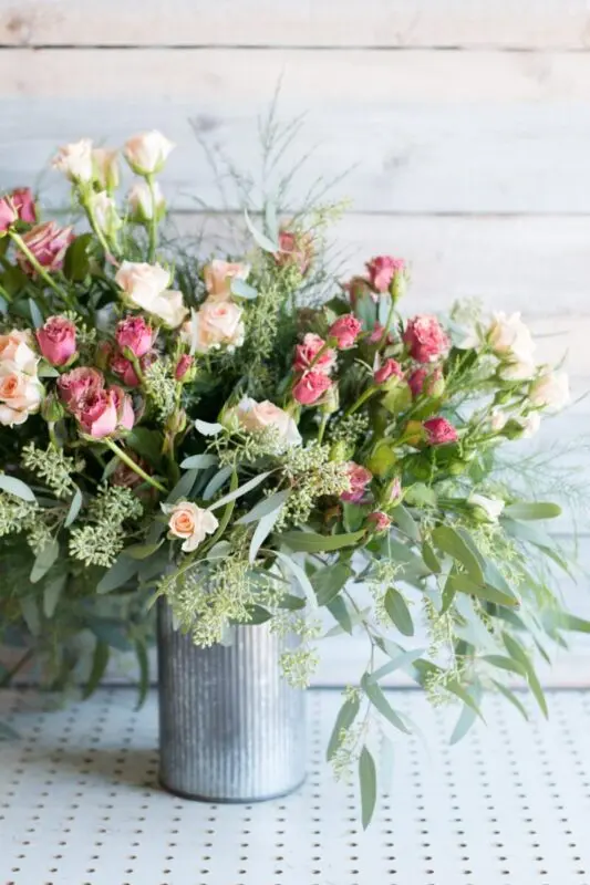 How to create a floral design: daisies in the interior