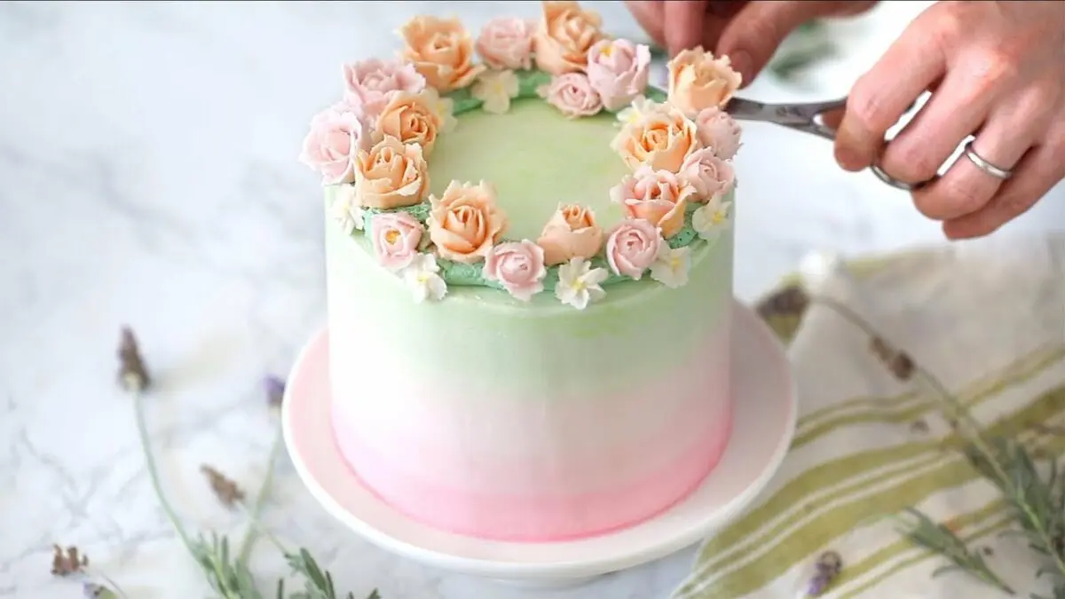 How to decorate a cake in an unusual way &#8211; photo