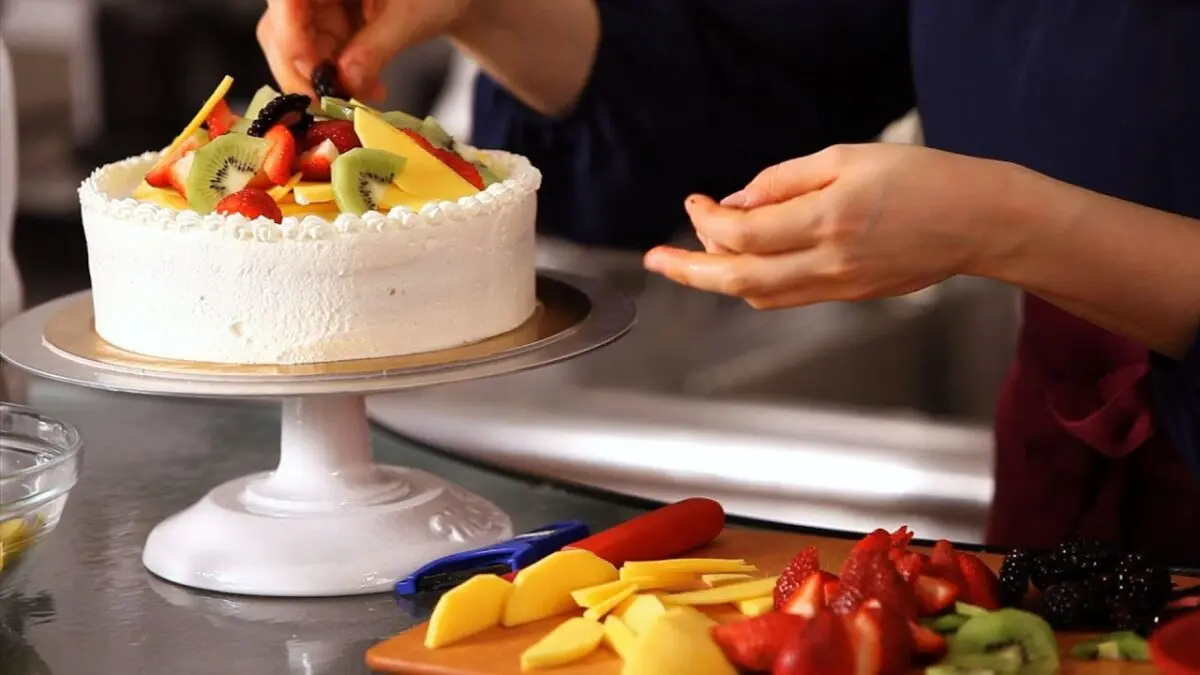 How to decorate a cake with fruits. Video