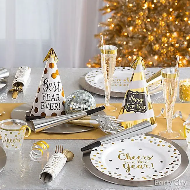 How to decorate a New Year&#8217;s table photo look