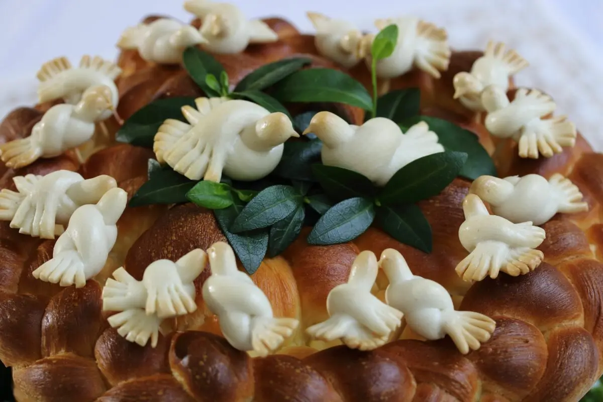 How to decorate a wedding loaf at home with viburnum and periwinkle