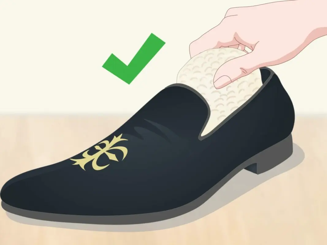 How to distribute patent leather shoes at home quickly