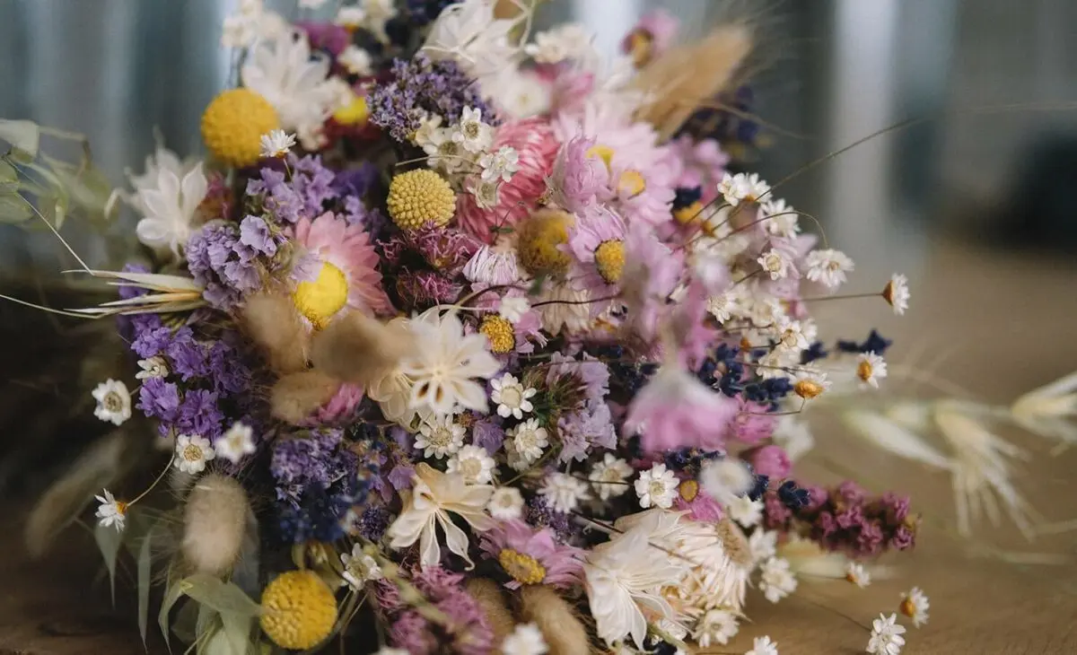 How to dry a bouquet of flowers quickly, beautifully