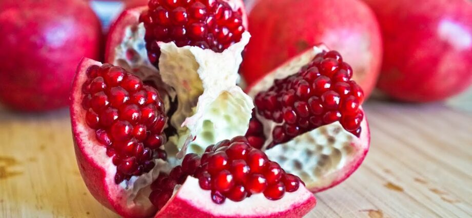 How to easily peel a pomegranate: video