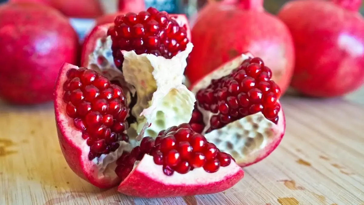 How to easily peel a pomegranate: video