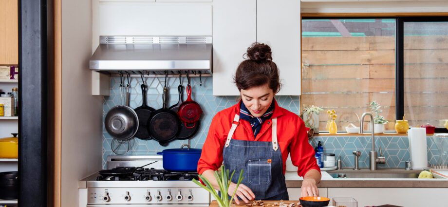 How to equip the kitchen in the studio and separate it from the room