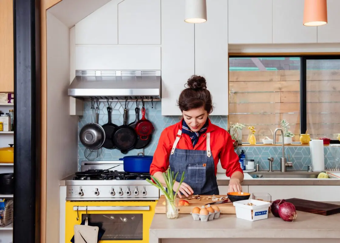 How to equip the kitchen in the studio and separate it from the room