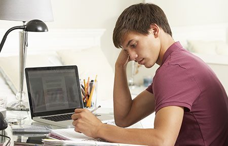 Comment amener un adolescent à aller à l'école, faire ses devoirs