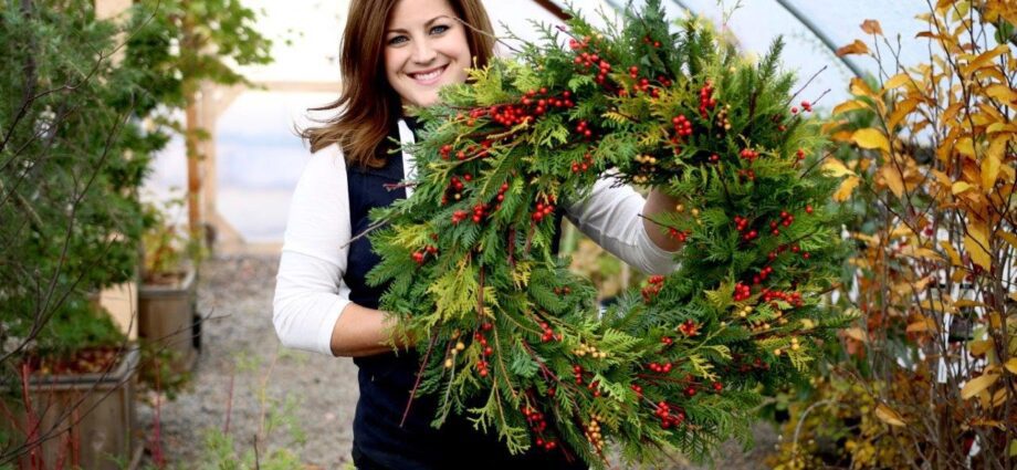 How to make a Christmas wreath at home: a step-by-step carving workshop, video