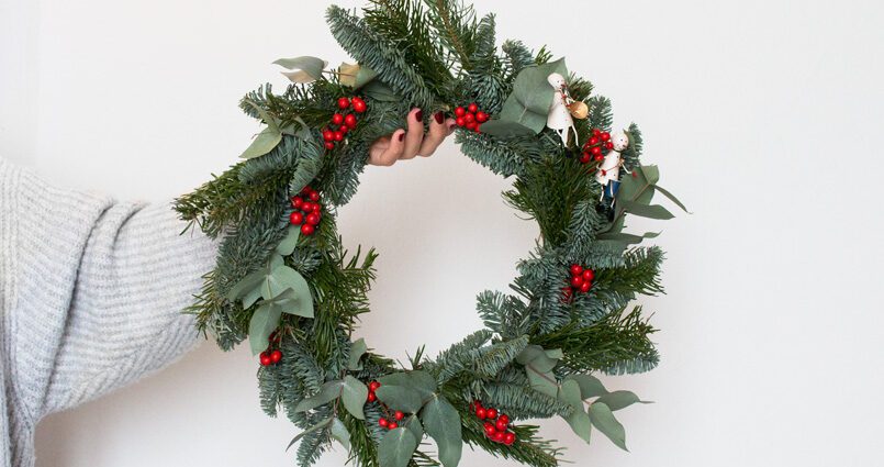 How to make a Christmas wreath with your own hands: a master class with a photo