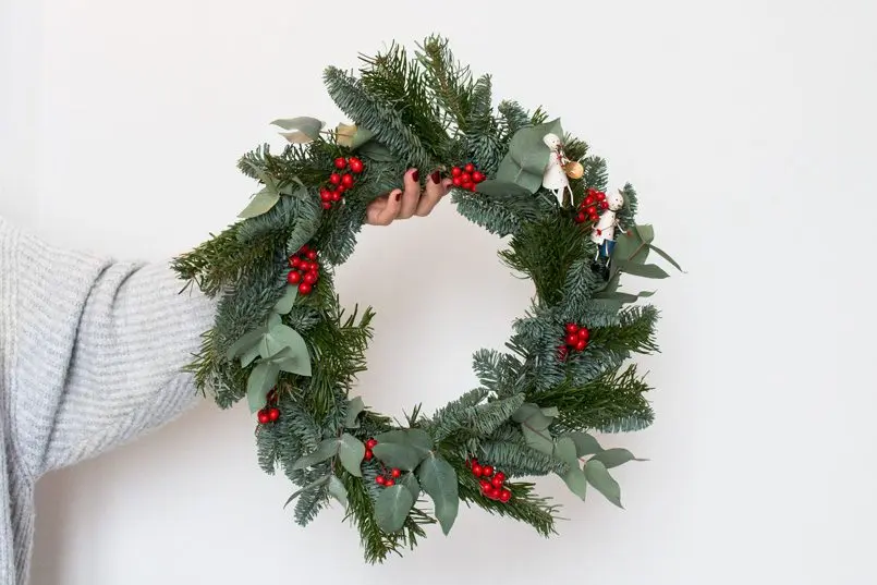 How to make a Christmas wreath with your own hands: a master class with a photo