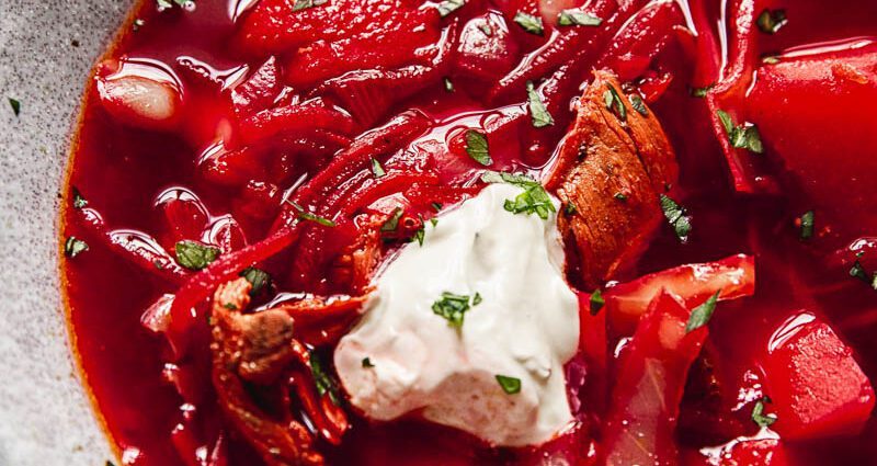 How to make borscht red