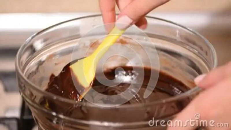 How to melt chocolate in a water bath? Video