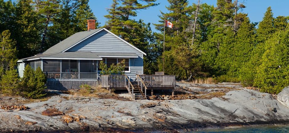 How to prepare a summer cottage for winter: tips