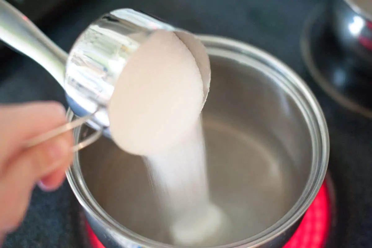 How to properly prepare sugar syrup for feeding bees