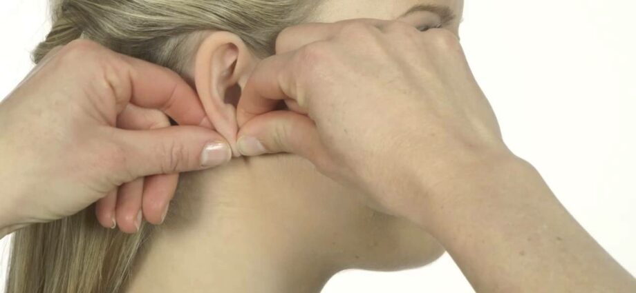 How to remove medical earrings: video