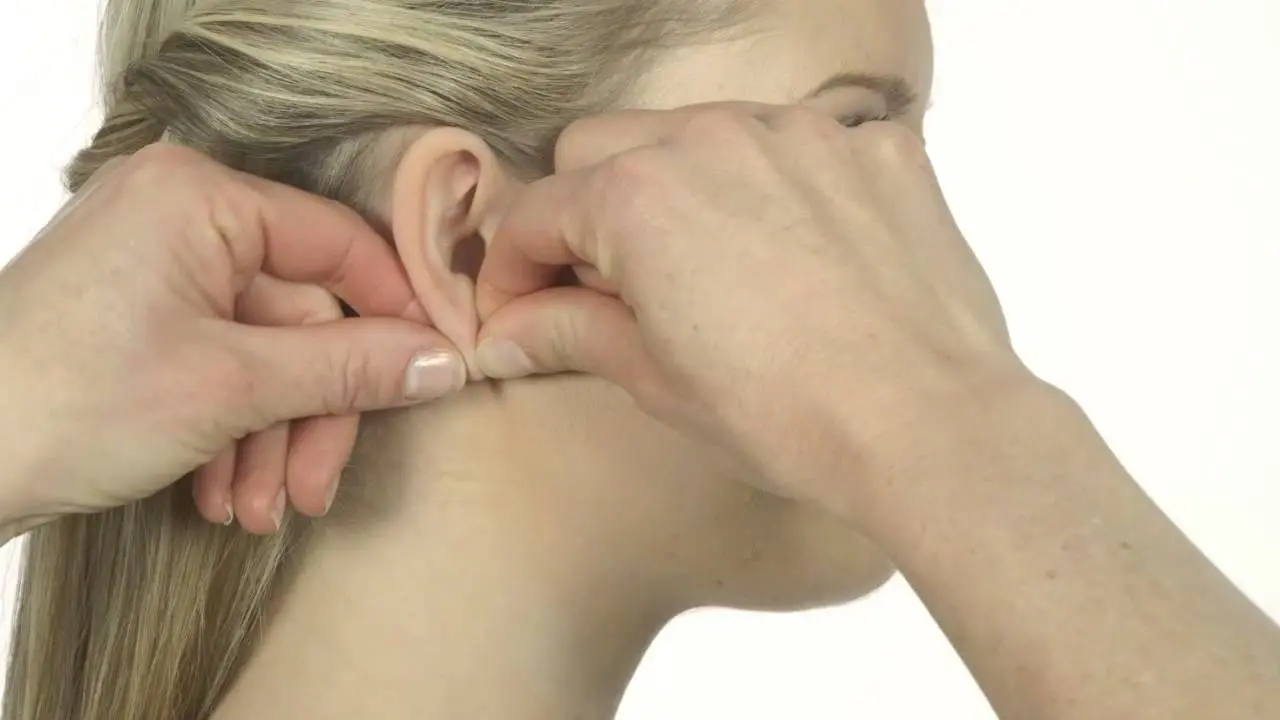 How to remove medical earrings: video