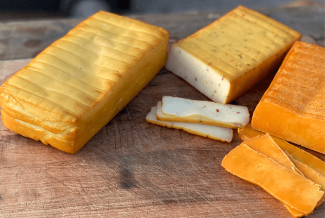 Wie man Käse in einem Heimraucher räuchert