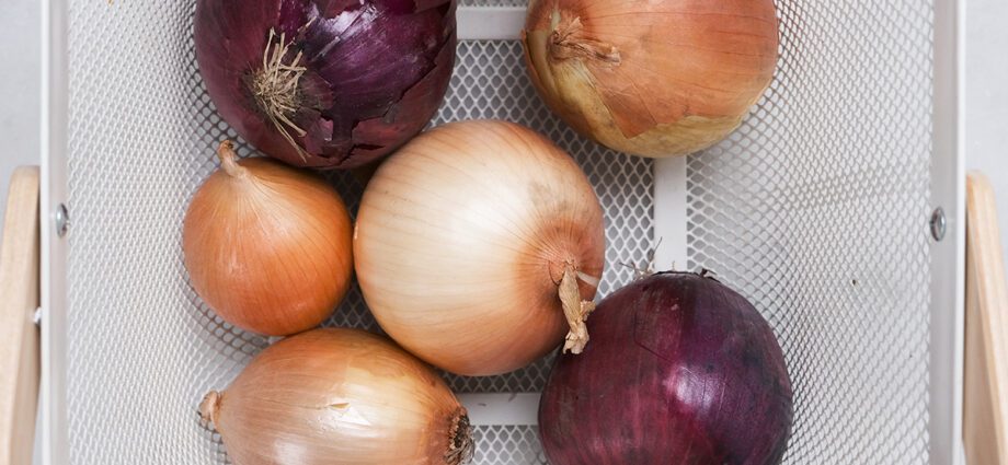 How to store onions in the refrigerator