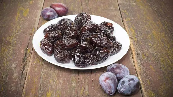 How to store prunes at home correctly