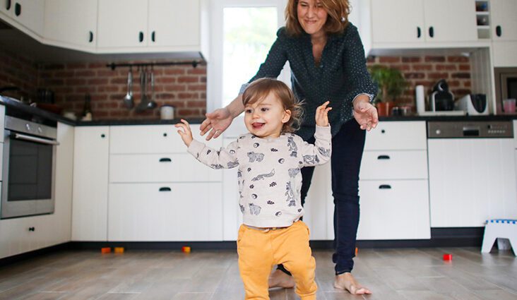 Как да научим детето да ходи самостоятелно, без подкрепа и бързо