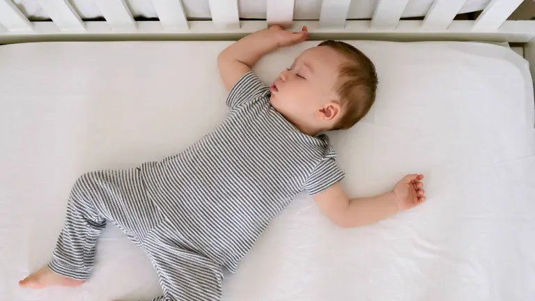 How to teach your baby to sleep in his crib