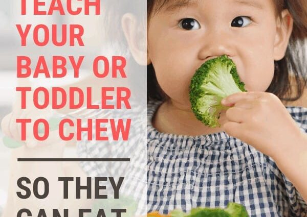 아이에게 음식을 씹고 단단한 음식을 먹도록 가르치는 방법