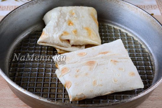 How to wrap pita bread in a roll and an envelope